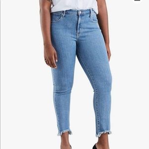 Levi’s 721 high rise skinny Jean w/ frayed bottom. Great condition!